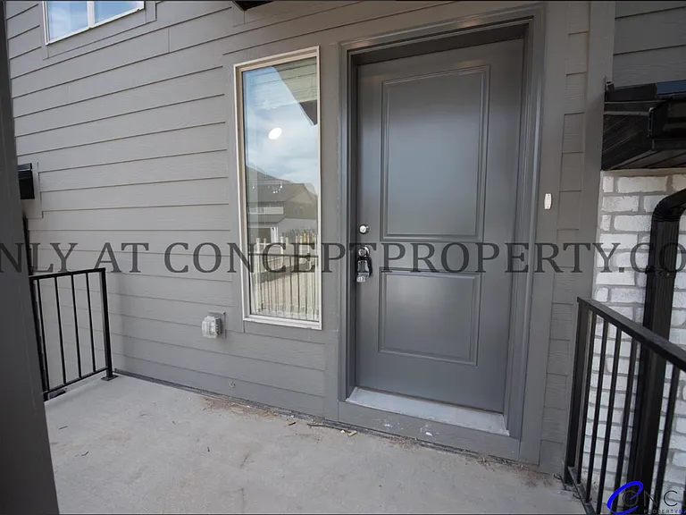 643 E 12th St — Photo 54