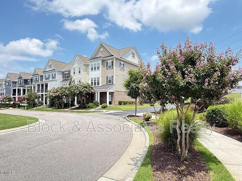 4 bed, 3.5 bath, 2361 sqft, $2,295 — Photo 2