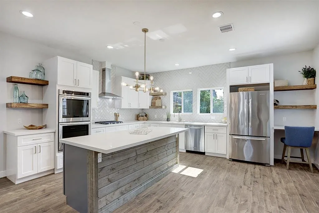 Modern 4 Bed/3 Bath Home in Houston, TX - Available 8/17 - $3100 — Photo 4