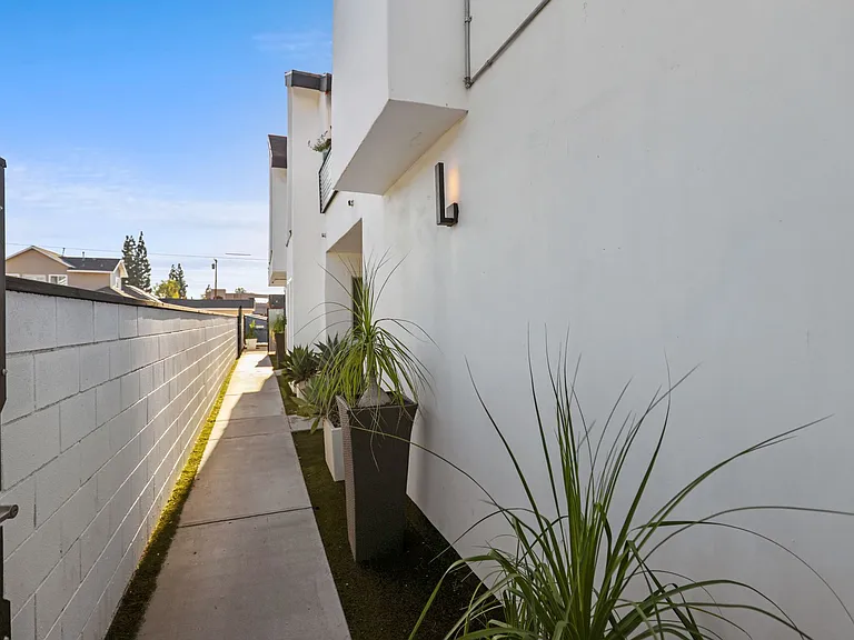 850 N Van Ness Ave — Photo 7