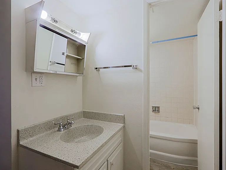 Ambassador West Apartments — Photo 10