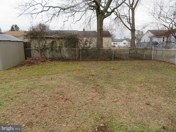 3rd image of 613 Manor Rd
