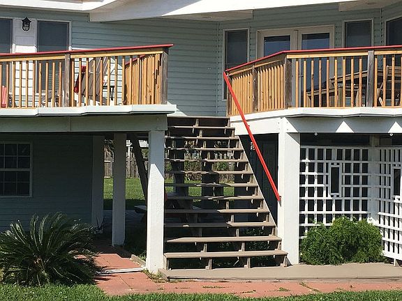 Large deck w/views!