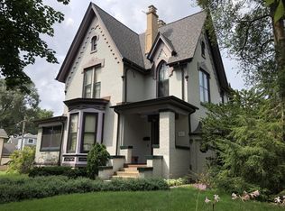 402 N Spring St, Elgin, IL 60120