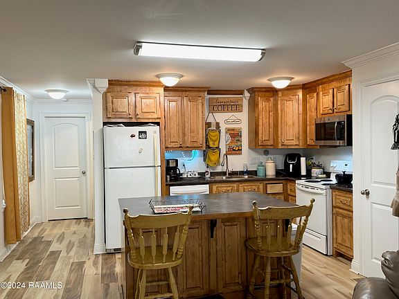 3rd image of 201 Amesbury Dr