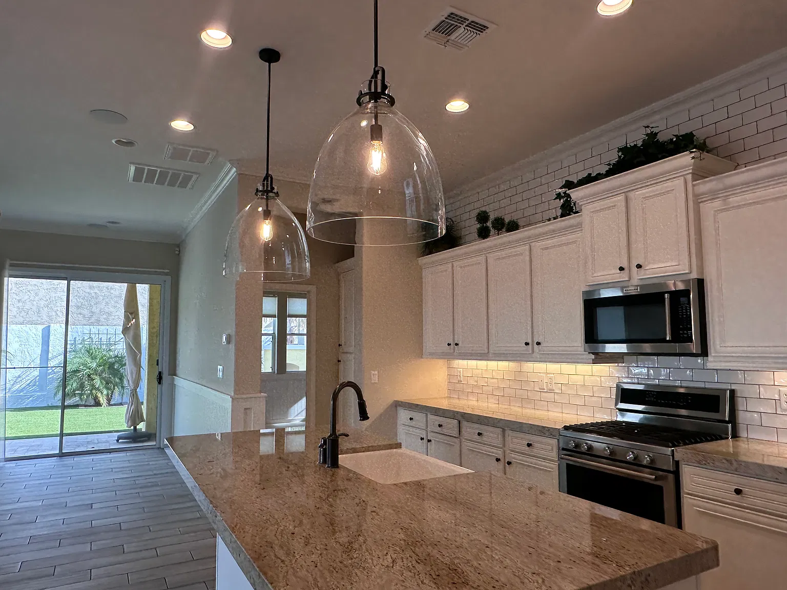 4 bed, 1967 sqft, $2,600 — Photo 4
