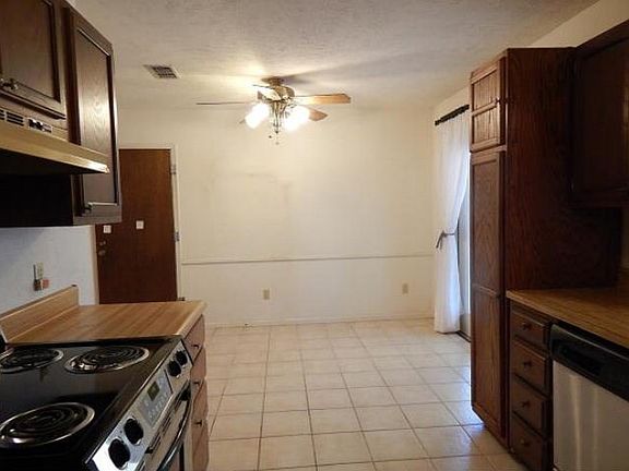 3rd image of 4620 Emerald Dr