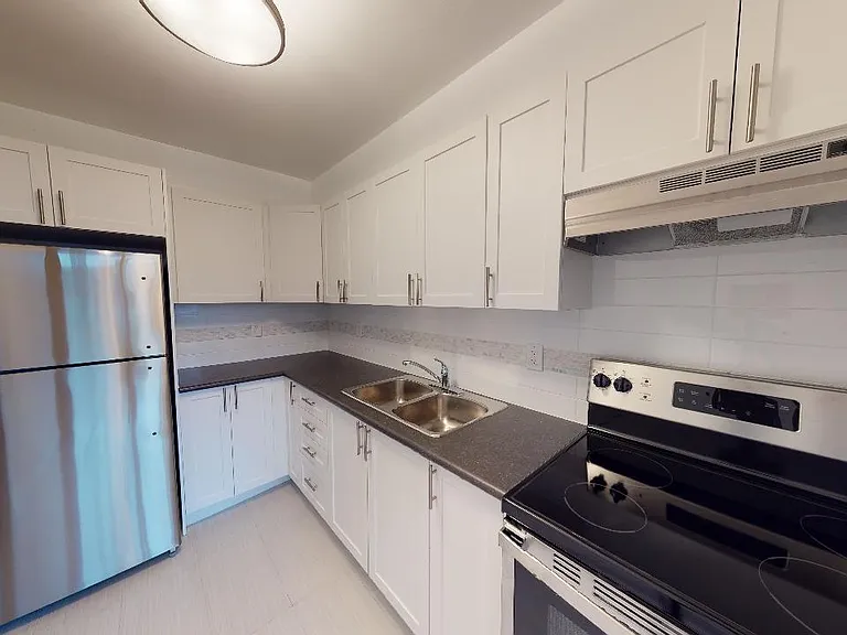 7471 Yonge St — Photo 10