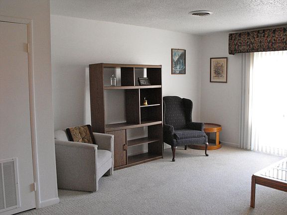 5th image of 130 Lakeshore Cir #130
