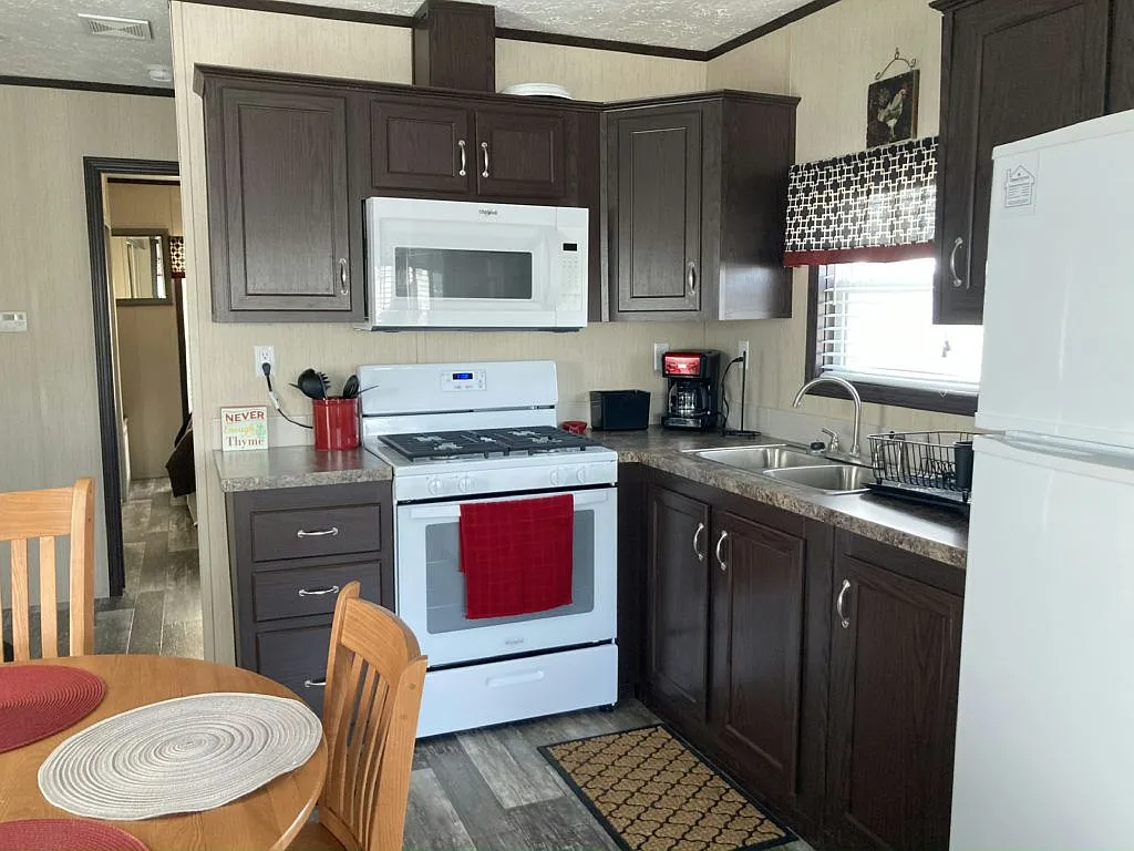 1 bed, 1.0 bath, 385 sqft, $1,200 — Photo 2