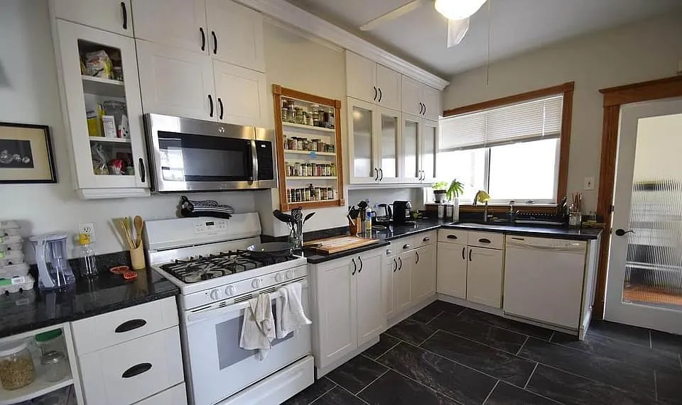 3 bed, 1100 sqft, $2,950 — Photo 3