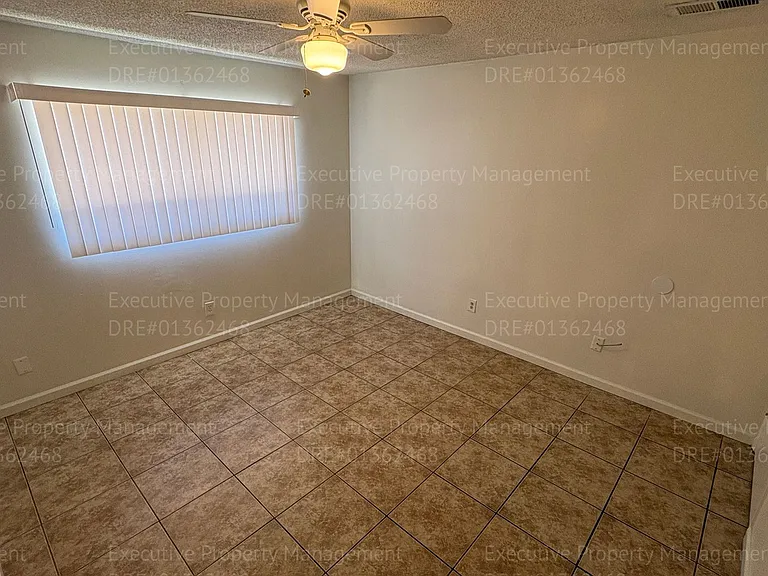 1921 Baker St — Photo 23