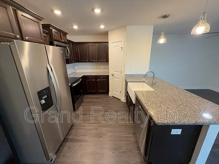 5033 Peach Dr — Photo 3