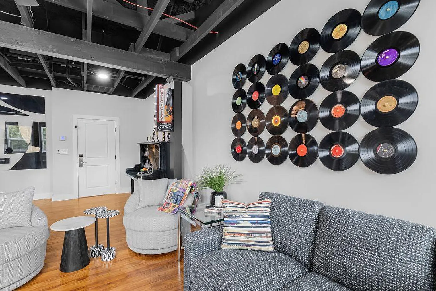 1 bed, 1.0 bath, 699 sqft, $4,200 — Photo 3