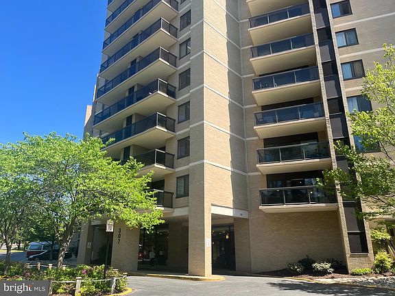 2nd image of 307 Yoakum Pkwy APT 1604