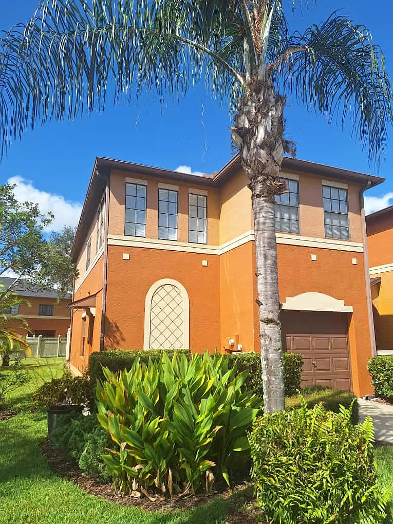 3 bed, 2.5 bath, 1832 sqft, $2,200 — Photo 1