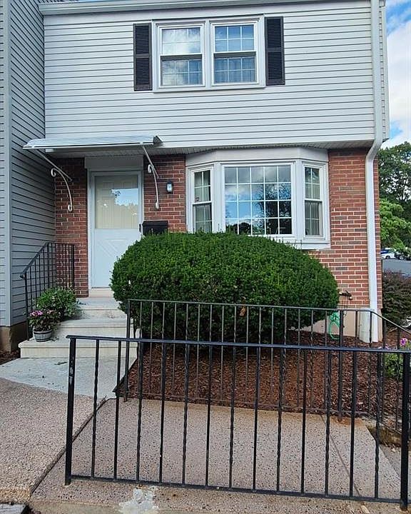 2nd image of 15 Gayfeather Ln #15