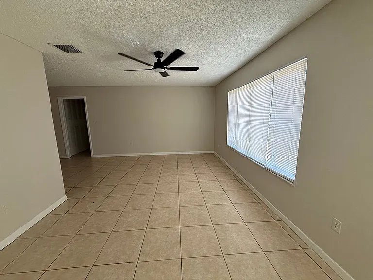 1001 Spring Meadow Dr — Photo 9