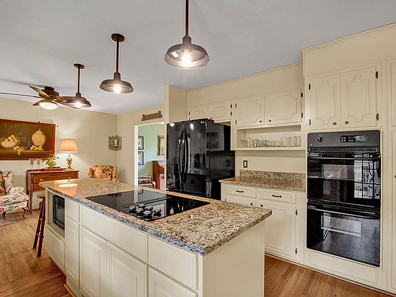 5th image of 610 Winwood Cir