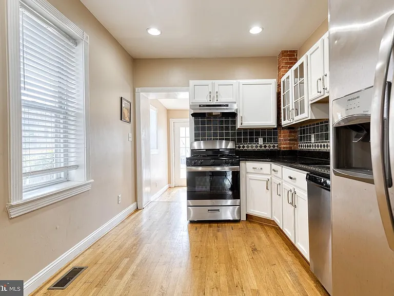 1514 Light St — Photo 8