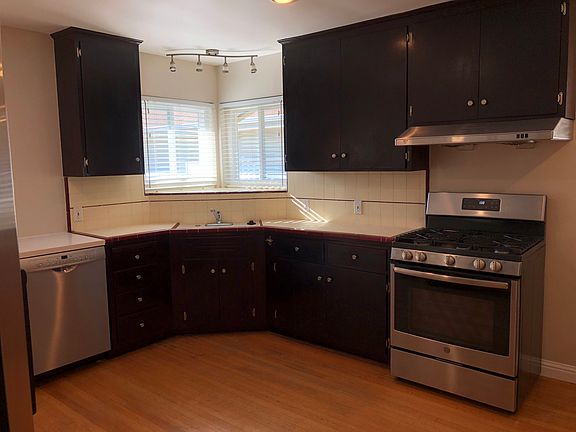 Kitchen with gas stove and dish washer