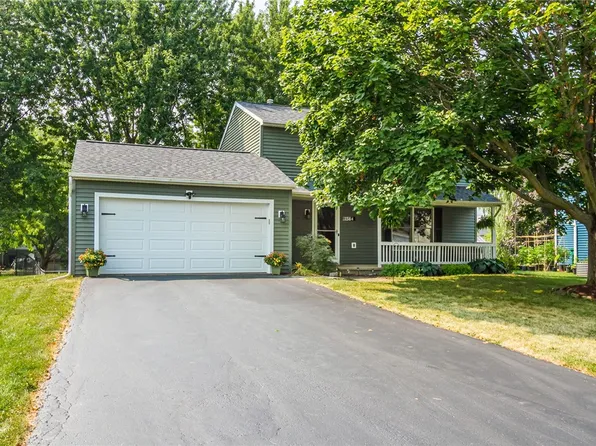 1564 Hayride Dr, Farmington, NY 14425