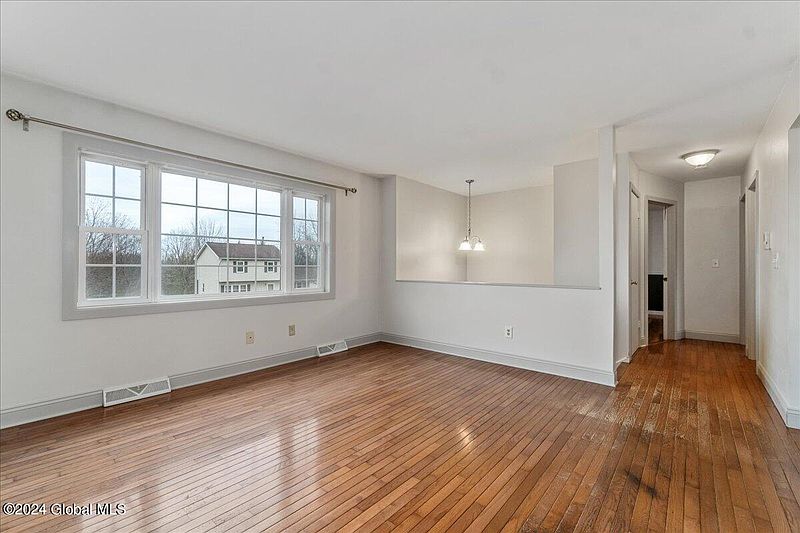 4th image of 11 Magnolia Circle