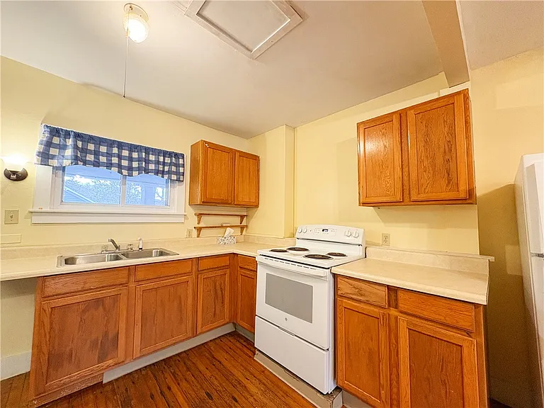 136 Main St — Photo 4