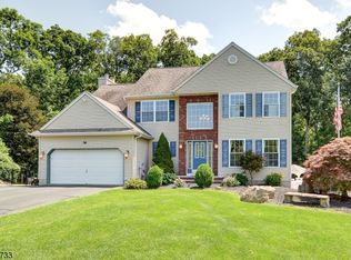 36 Lark Ln, Oak Ridge, NJ 07438