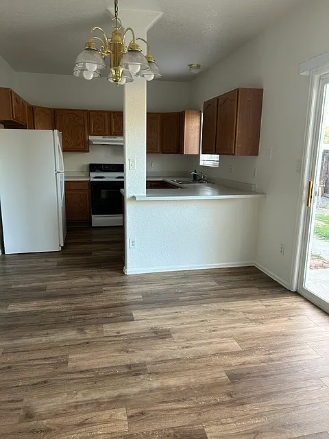 3 bed, 1296 sqft, $2,100 — Photo 2