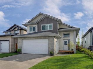27 W Henderson Cres NW, Penhold, AB T0M1R0