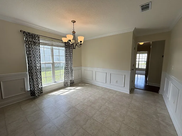 1115 Creekside Cir — Photo 4