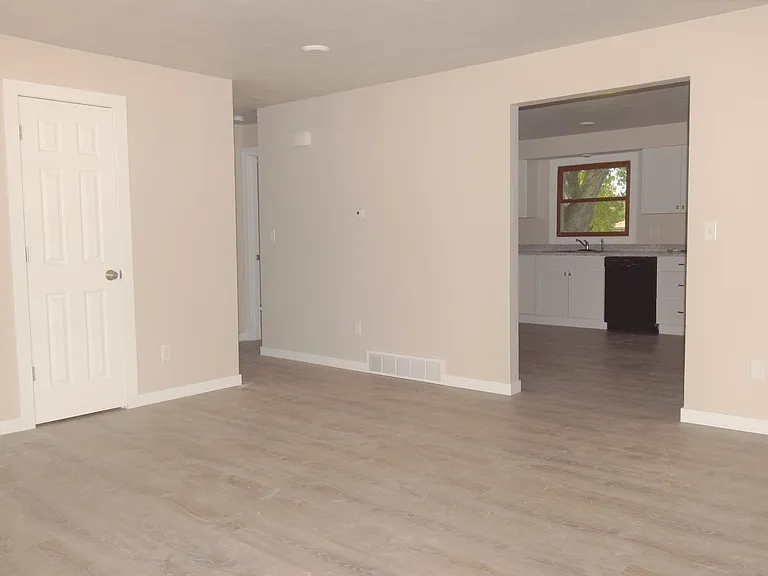 1222 W Weiland Ln — Photo 3