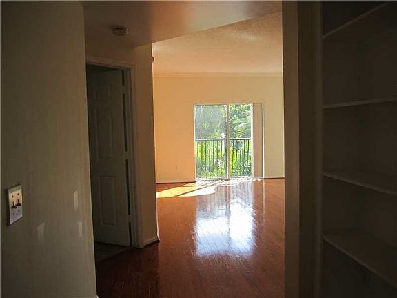 4th image of 3105 NE 184th St APT 7303