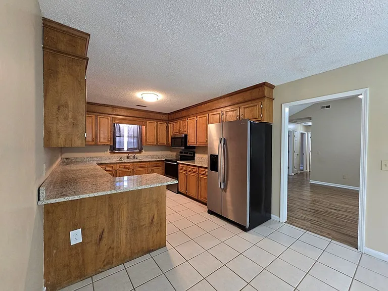 1520 Crowndale Dr — Photo 7