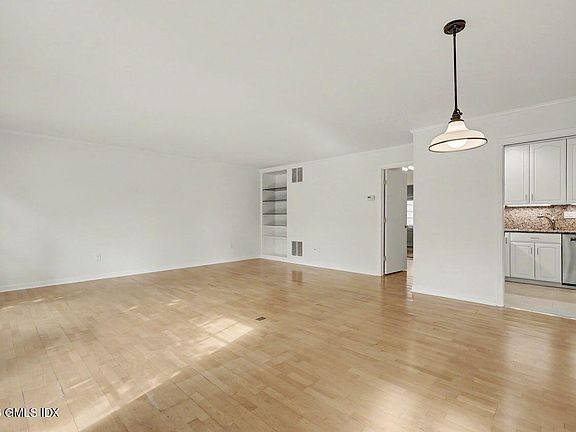 2nd image of 102 Valley Rd APT 20