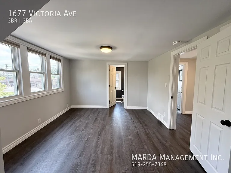 1677 Victoria Ave — Photo 29