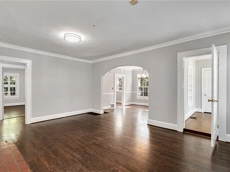 666 Yorkshire Rd NE — Photo 4