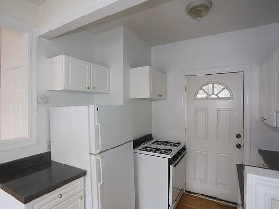 3rd image of 3823.5 N Fremont St Unit W5