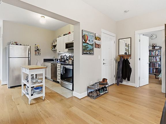 4th image of 1714 NW Couch St APT 7