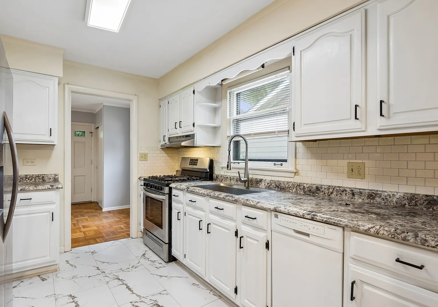 3 bed, 2.5 bath, 1747 sqft, $3,495 — Photo 4