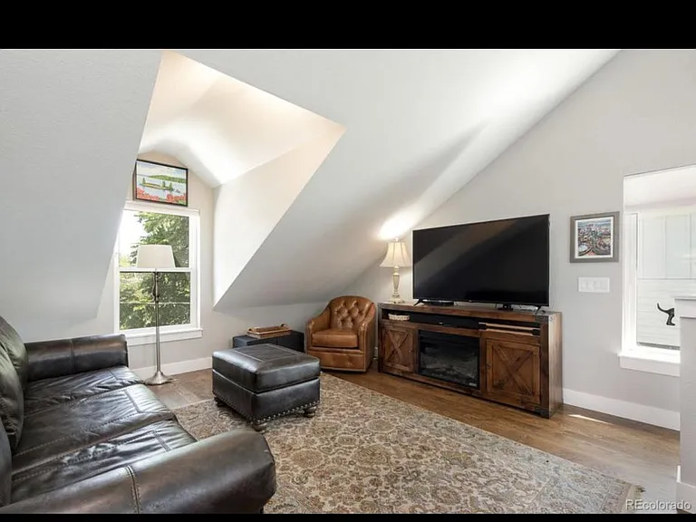 4327 1/2 N Wolff St — Photo 4
