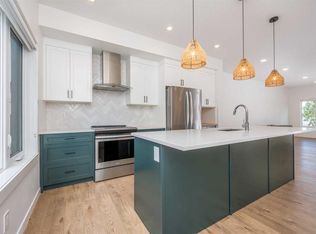 408 N Greenbriar Cmn NW, Calgary, AB T3B 6J3