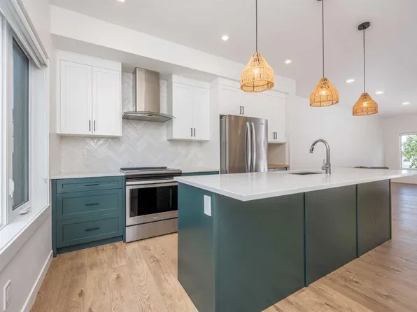 408 N Greenbriar Cmn NW, Calgary, AB T3B 6J3