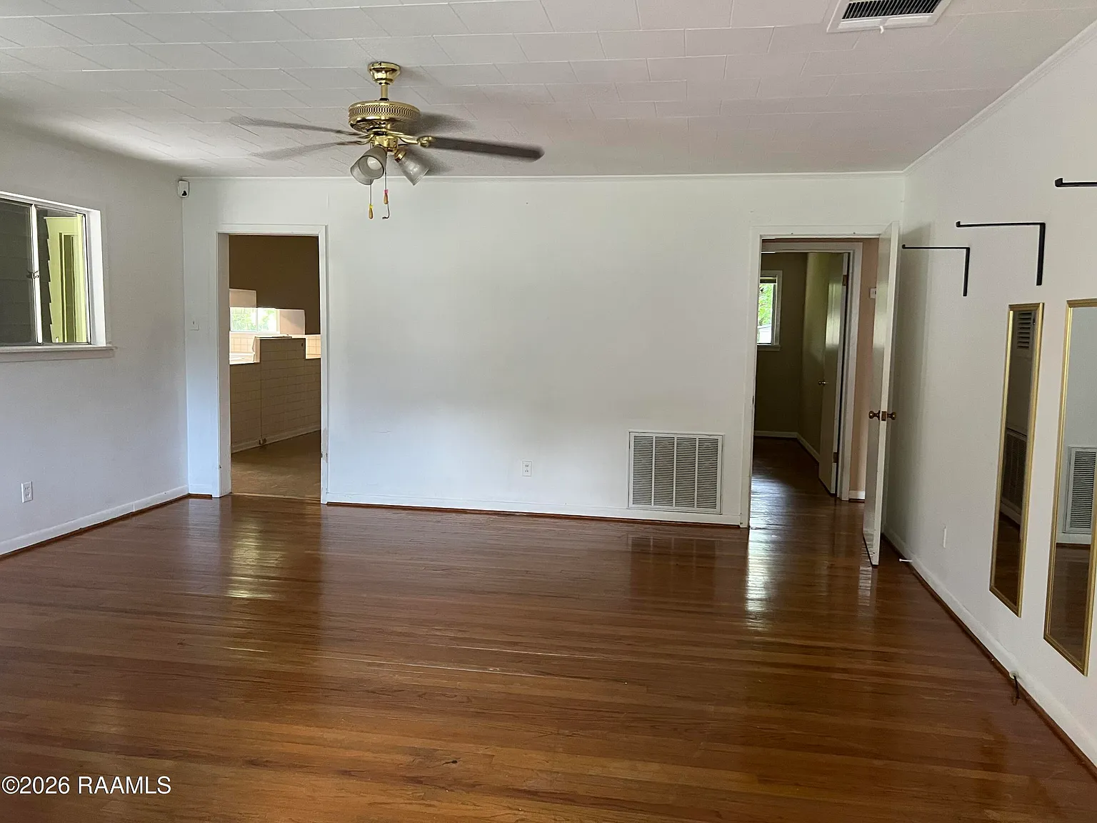 3 bed, 1.0 bath, 1200 sqft, $1,500 — Photo 4