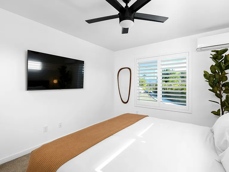 TVf in the bedroom with Netflix and Disney + provided. King size bed with beautiful views of the valley.