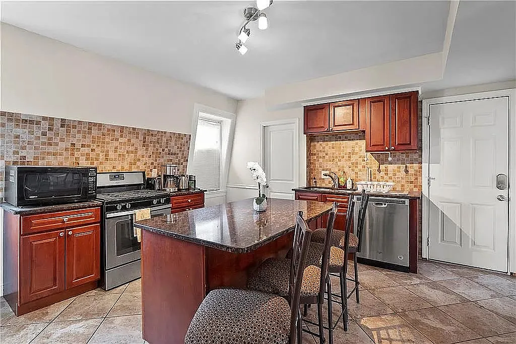 3 bed, 971 sqft, $2,400 — Photo 2