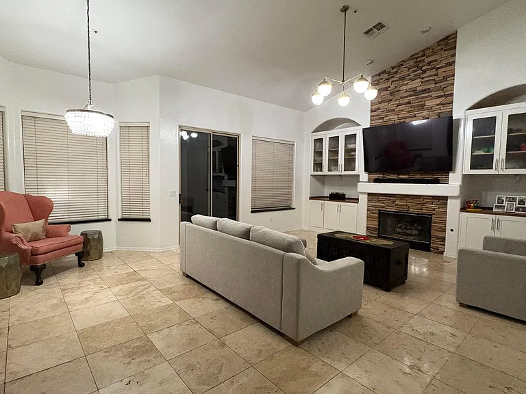 13980 E Kalil Dr — Photo 2