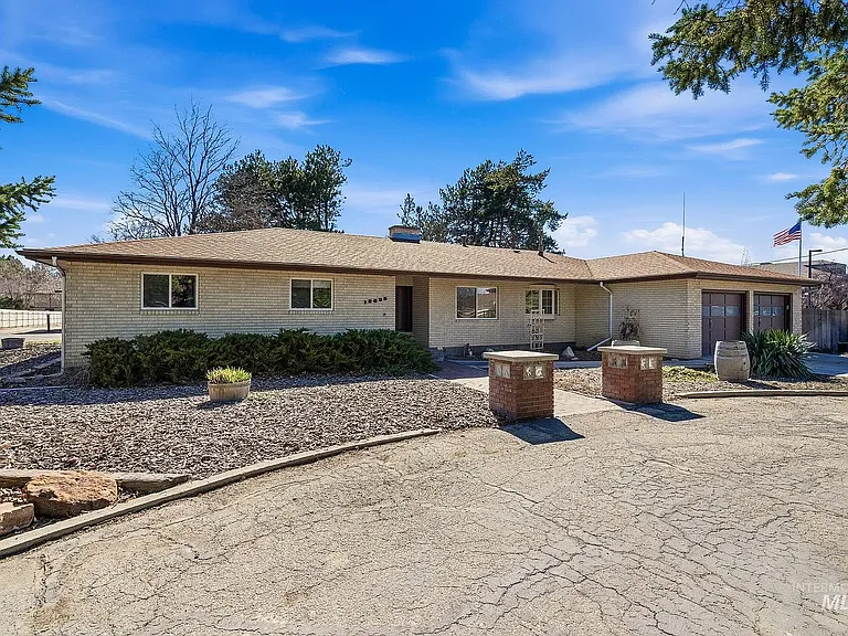 12055 W McMillan Rd — Photo 2