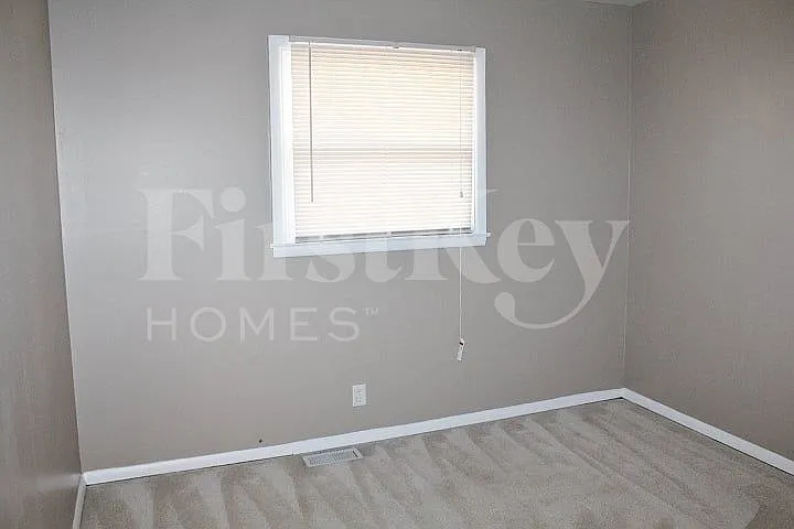 2052 Newhaven Dr — Photo 6